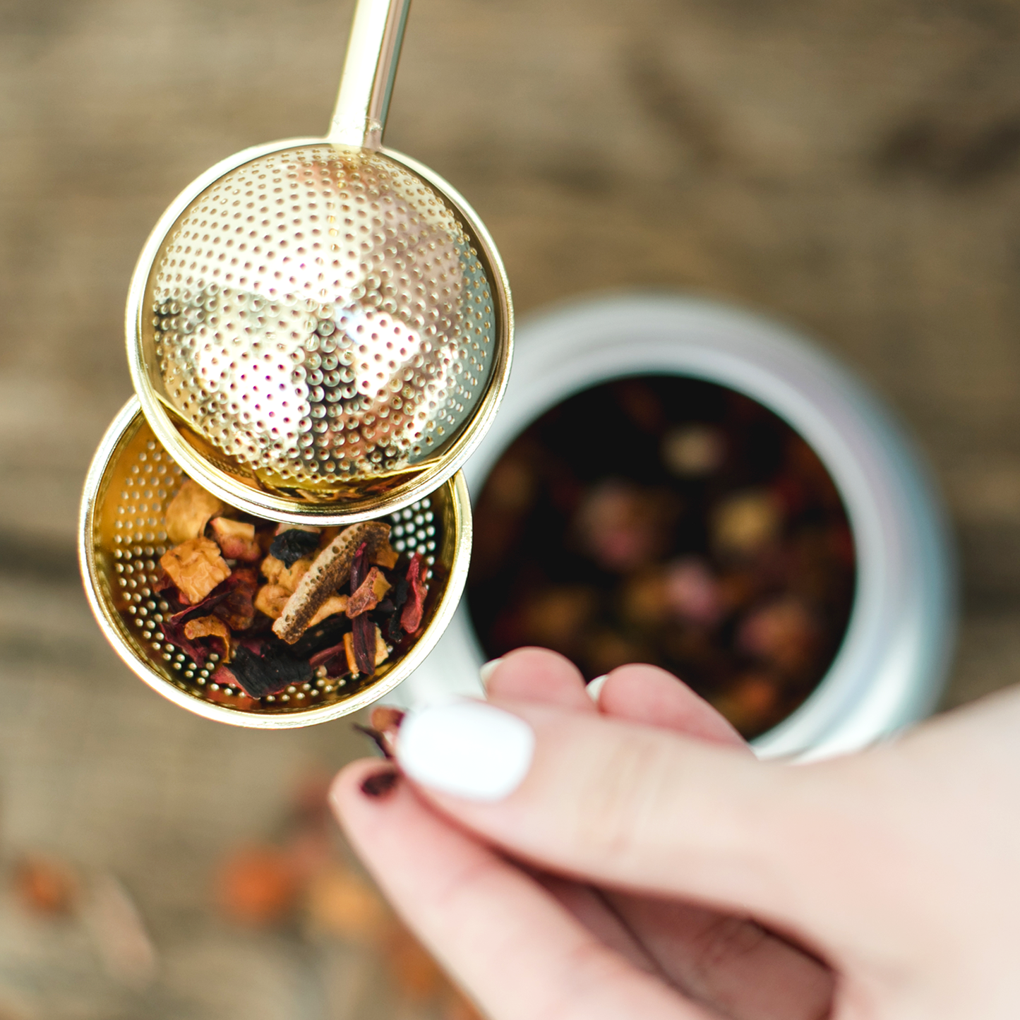 Infusor de té dorado